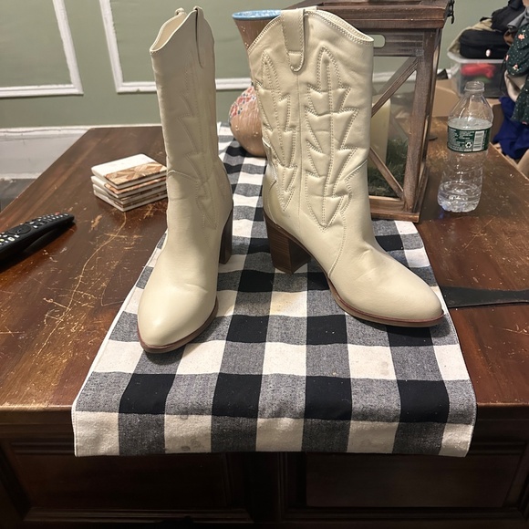 Mia boots - Picture 2 of 2